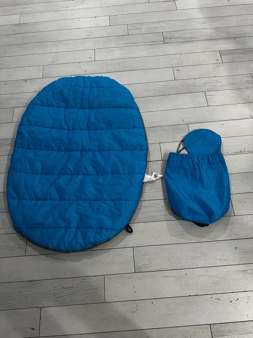 New without tags olive Dog Bed with Blue Storage Pouch